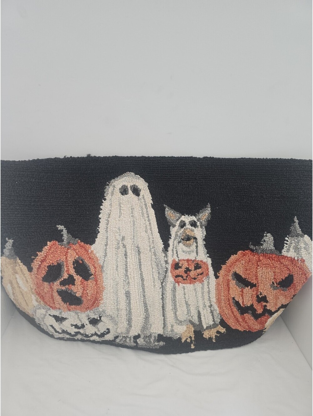HOOKED ACCENT RUG 22 in x 38 in With Foam Underfoot Halloween New
